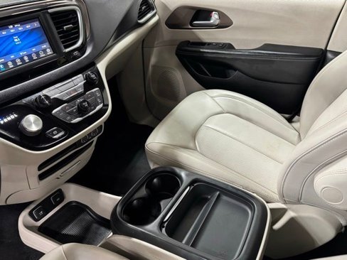 Used 2021 Chrysler Voyager Lxi image 12