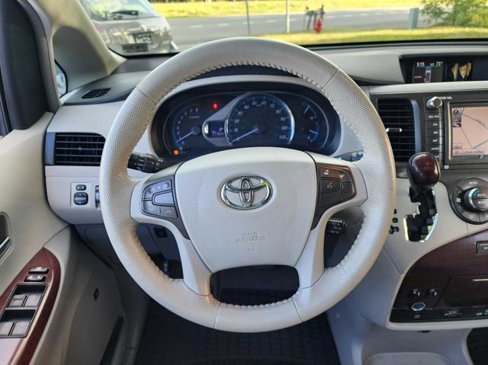 Used 2012 Toyota Sienna XLE image 25