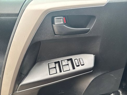 Used 2016 Toyota RAV4 LE image 31
