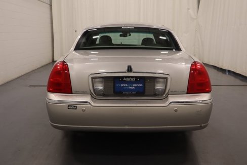Used 2005 Lincoln Town Car Signature image 7
