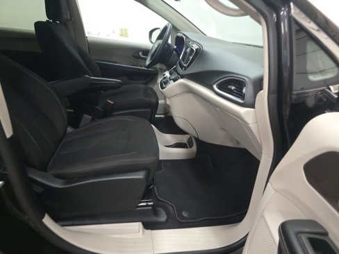 Used 2022 Chrysler Voyager LX image 3