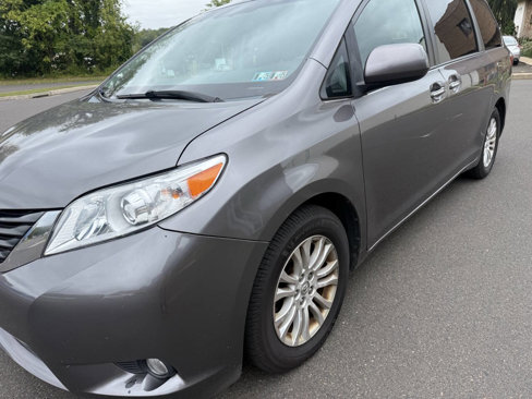 Used 2015 Toyota Sienna XLE Premium image 2