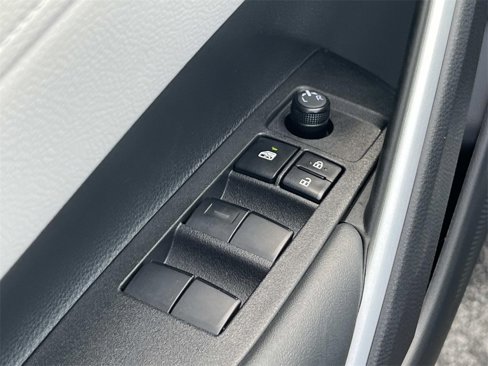 Used 2025 Toyota Corolla Cross L image 26