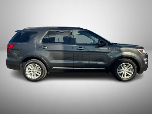Used 2017 Ford Explorer XLT w/ Equipment Group 202A image 5