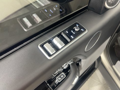 Used 2020 Land Rover Range Rover HSE image 11