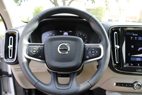Used 2022 Volvo XC40 T5 Momentum image 18