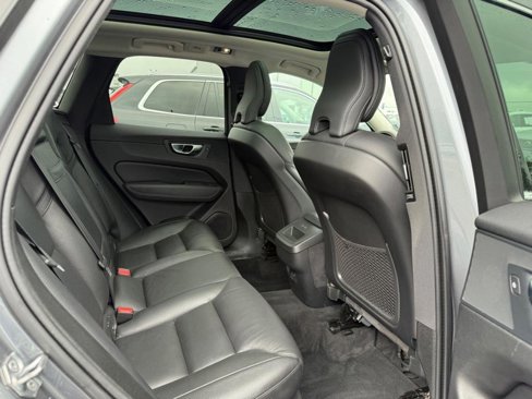 Used 2021 Volvo XC60 T5 Momentum w/ Advanced Package image 11