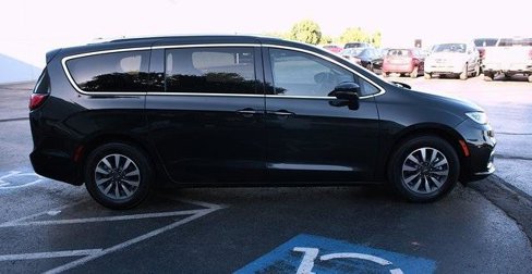 Used 2021 Chrysler Pacifica Touring-L image 7