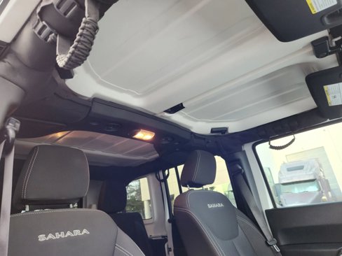 Used 2018 Jeep Wrangler Unlimited Sahara w/ Connectivity Group image 17