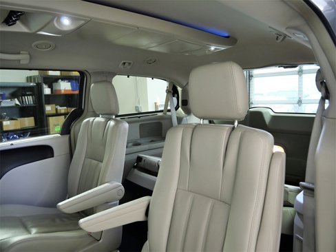 Used 2015 Chrysler Town & Country Touring-L image 15