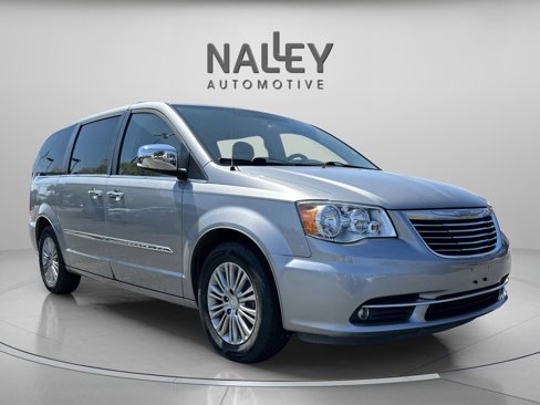 Used 2016 Chrysler Town & Country Touring-L image 4