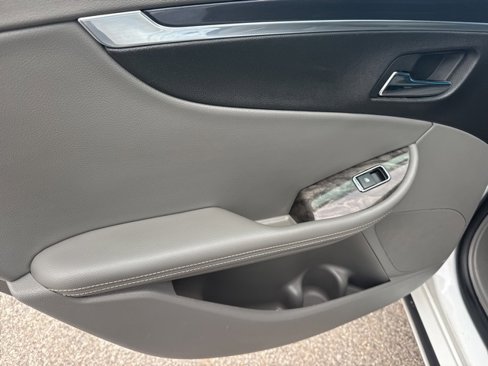Used 2015 Chevrolet Impala LT image 23