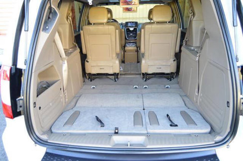 Used 2016 Chrysler Town & Country Touring-L image 38