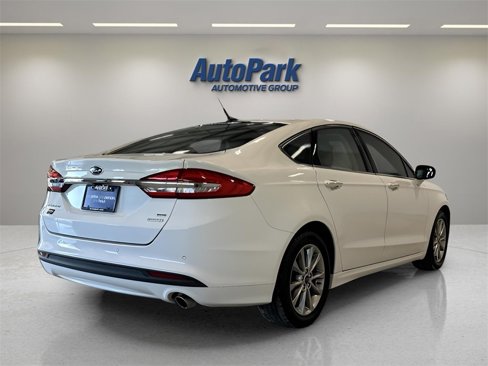 Used 2017 Ford Fusion SE w/ Fusion SE Technology Package image 7