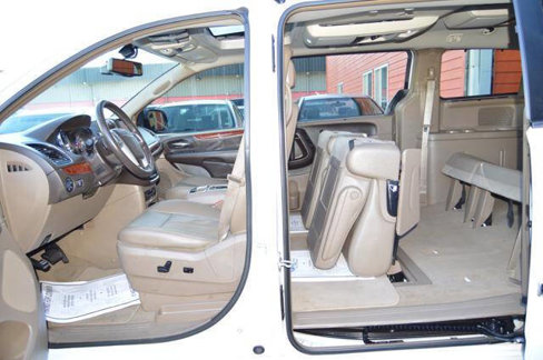 Used 2016 Chrysler Town & Country Touring-L image 13