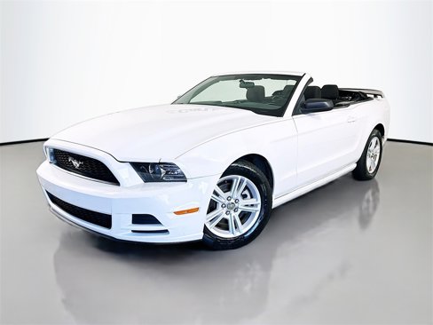Used 2014 Ford Mustang Convertible image 3