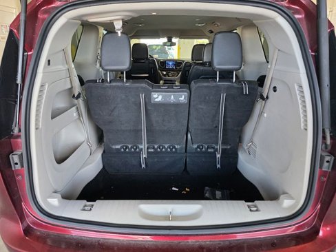 Used 2017 Chrysler Pacifica Touring-L Plus image 8