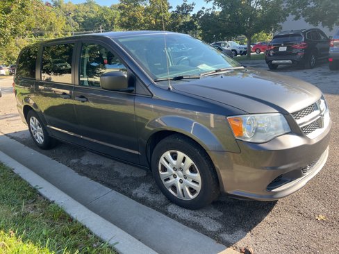 Used 2019 Dodge Grand Caravan SE w/ UConnect Hands-Free Group image 3
