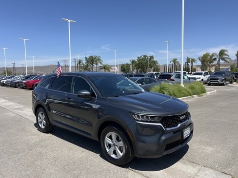 Used 2023 Kia Sorento LX image 2