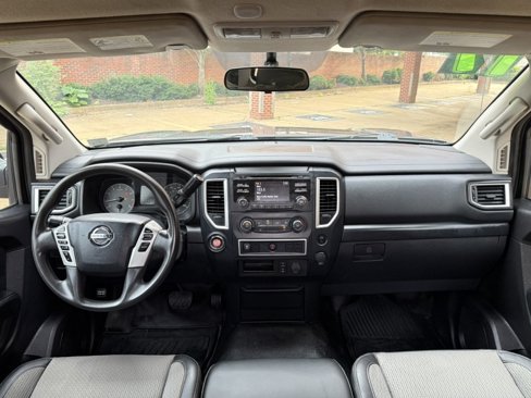 Used 2017 Nissan Titan S image 19