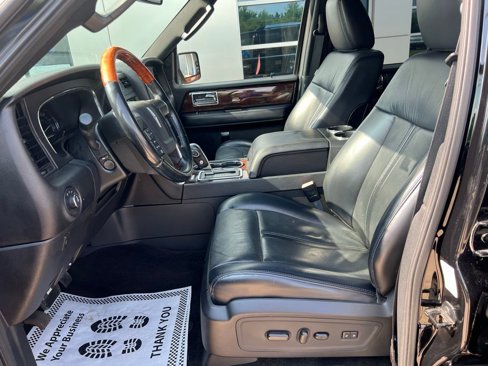 Used 2017 Lincoln Navigator Select image 25