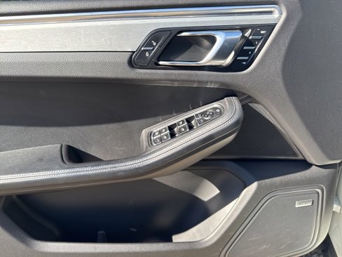 Used 2018 Porsche Macan image 9