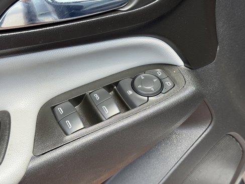 Used 2021 Chevrolet Equinox LS w/ LS Convenience Package image 11