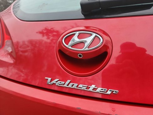 Used 2017 Hyundai Veloster image 8