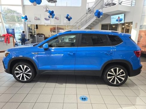 Certified 2024 Volkswagen Taos SE image 5