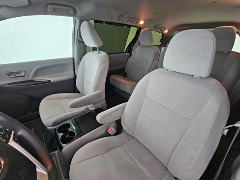 Used 2020 Toyota Sienna LE image 23