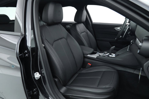 New 2025 Alfa Romeo Giulia w/ Driving Assist Package image 14