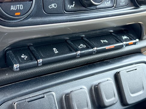 Used 2018 Chevrolet Silverado 1500 High Country image 40