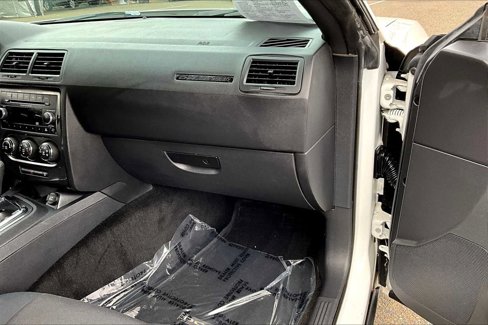 Used 2014 Dodge Challenger SXT image 18