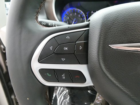 Used 2018 Chrysler Pacifica Touring-L image 17