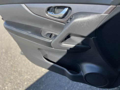 Used 2015 Nissan Rogue S image 8