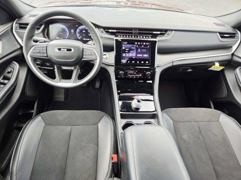 Used 2024 Jeep Grand Cherokee Altitude image 11