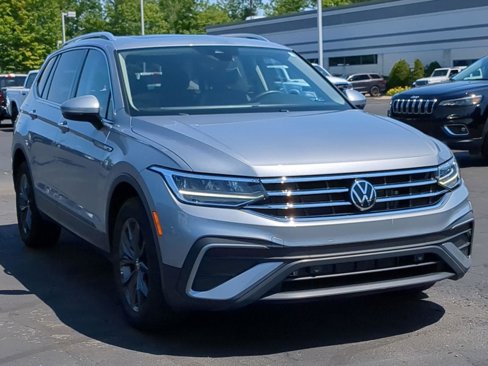 Used 2022 Volkswagen Tiguan SE w/ Panoramic Sunroof Package image 8