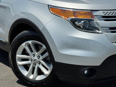Used 2014 Ford Explorer XLT w/ Equipment Group 201A image 4