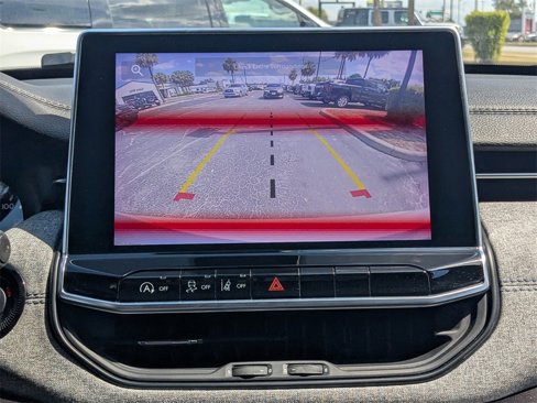Used 2024 Jeep Compass Latitude image 32