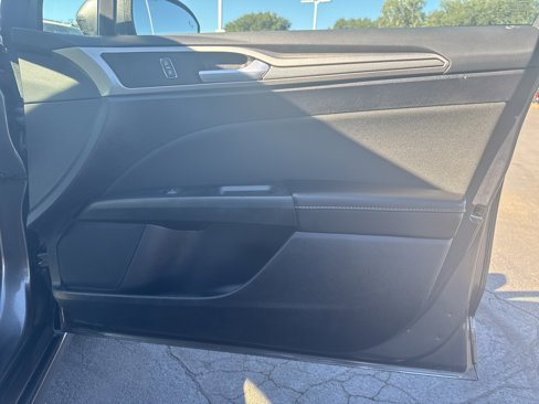 Used 2020 Ford Fusion SE image 4