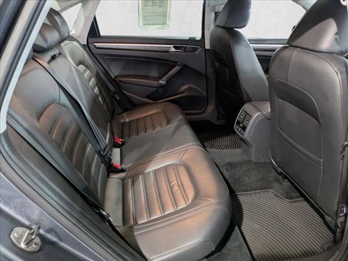 Used 2017 Volkswagen Passat 1.8T SEL Premium image 20