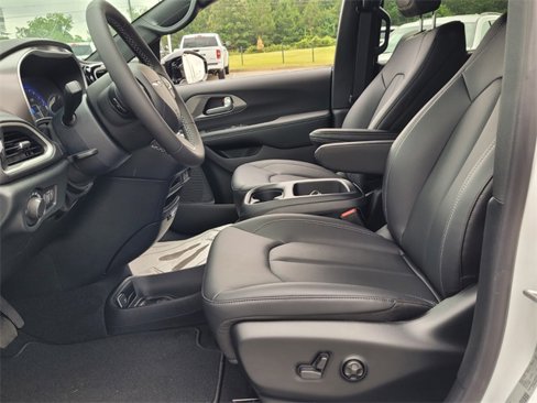 New 2025 Chrysler Voyager LX image 6