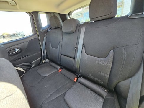 Used 2017 Jeep Renegade Latitude w/ Popular Equipment Group image 11