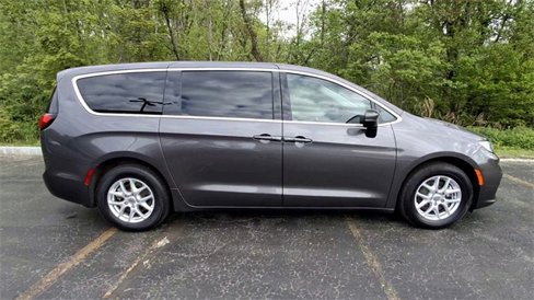 Used 2023 Chrysler Pacifica Touring-L image 9