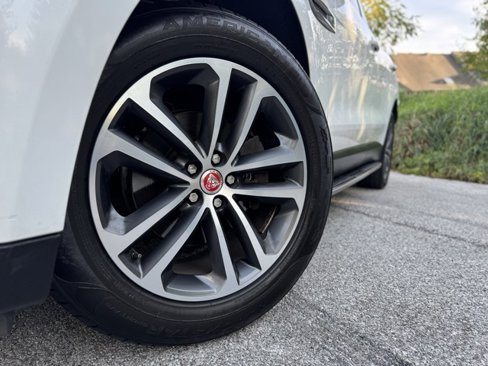 Used 2018 Jaguar F-PACE Premium image 5