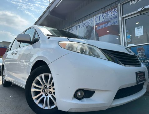 Used 2013 Toyota Sienna XLE image 1