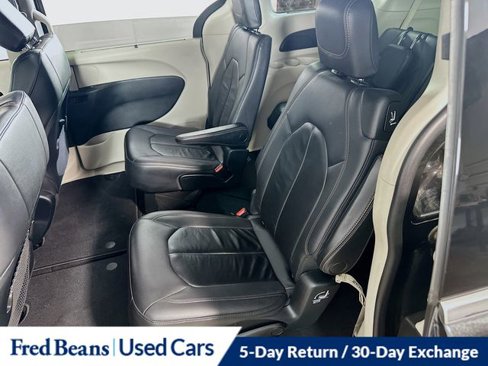 Used 2017 Chrysler Pacifica Touring-L image 16