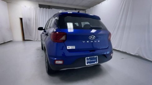 Used 2022 Hyundai Venue Limited image 21