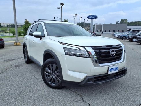 Used 2022 Nissan Pathfinder SV image 1