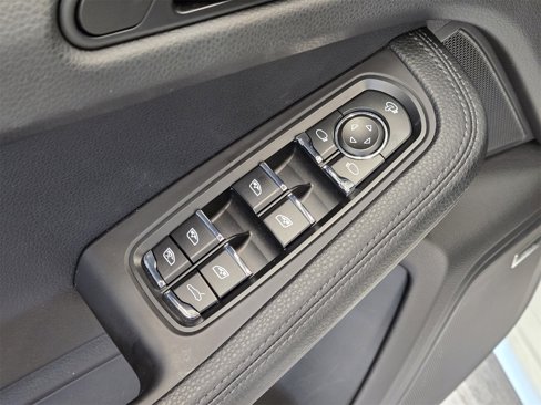 Certified 2025 Porsche Macan image 15